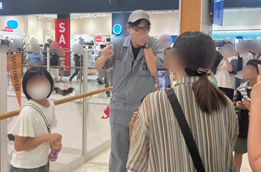 来館者と交流するしらすさん