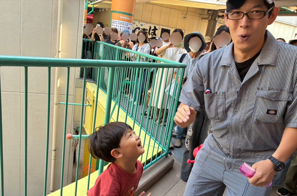 館内グリーティングを行うしらすさん